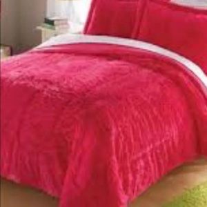 Twin size pink comforter with matching sham